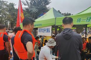 汉诺威96比赛中出现狙击前CEO的tifo，比赛一度中断